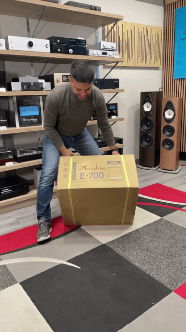 Accuphase E-7000 Class AB Precision Integrated Stereo Amplifier